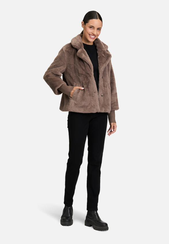 Outdoorjacke mit Plüsch / Modellfoto Vorderseite (Outfit)