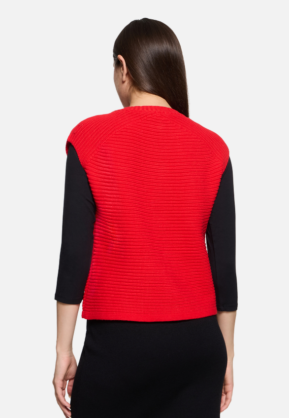 Grobstrickjacke ohne Arm / Modellfoto Rückseite