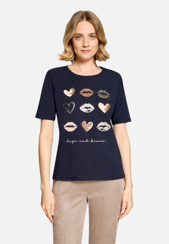 T-Shirt  mit Print "Hugs and Kisses"  / Modellfoto Vorderseite