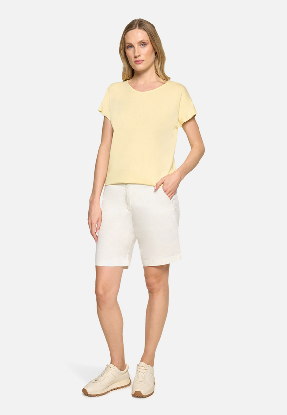 Casual-Shirt mit V-Ausschnitt / Modellfoto Vorderseite (Outfit)