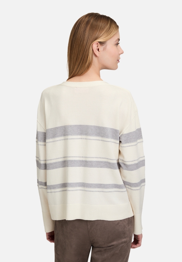 Feinstrickpullover mit Lurexfaden / Modellfoto Rückseite