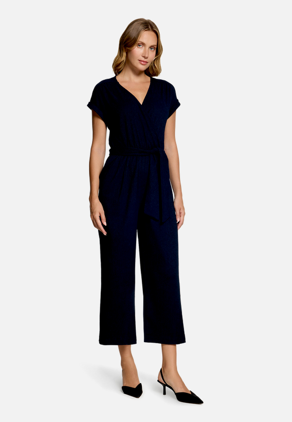 Jumpsuit  mit Wickeloptik  / Modellfoto Vorderseite (Outfit)