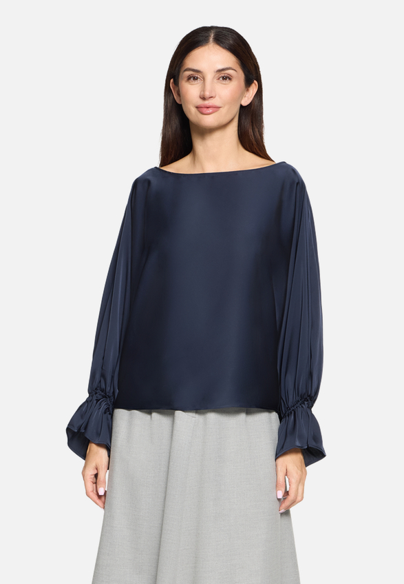 Satin-Bluse mit U-Boot-Ausschnitt / Modellfoto Vorderseite