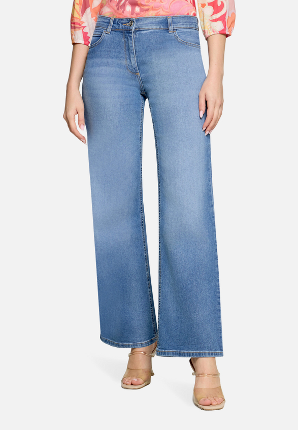 Wideleg Jeans mit Used Waschung  / Modellfoto Vorderseite