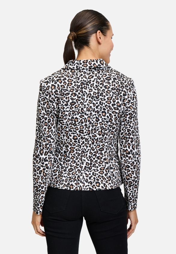 Kurzblazer mit Animalprint / Modellfoto Rückseite