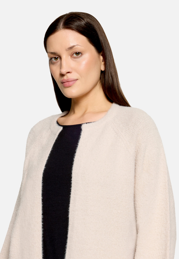 Flauschige Strickjacke  mit 3/4 Arm  / Detailbild