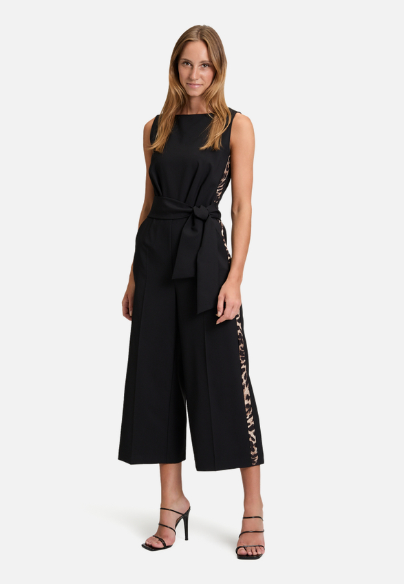 Jumpsuit mit Eingrifftaschen / Modellfoto Vorderseite