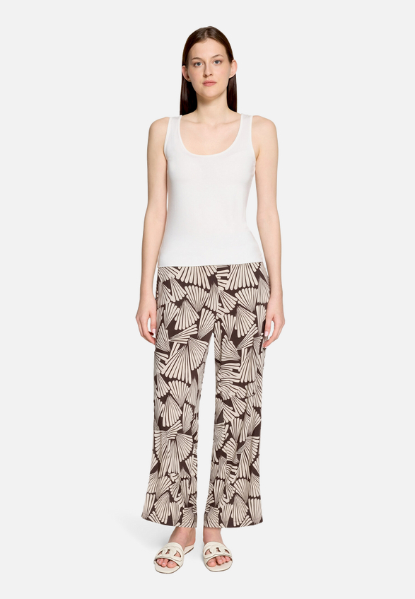 Marlene-Hose mit elastischem Bund / Modellfoto Vorderseite (Outfit)