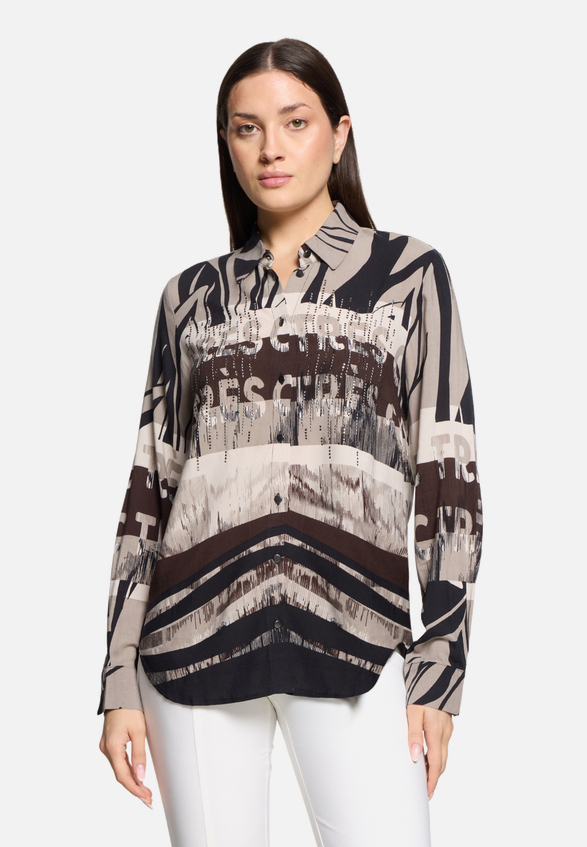 Hemdbluse mit Schmucksteinen / Modellfoto Vorderseite