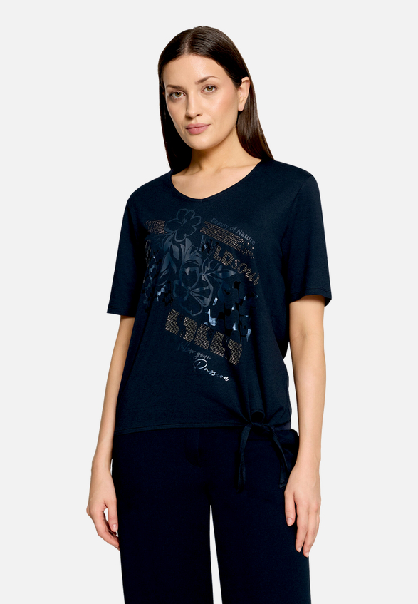 Print-T-Shirt mit Schleifenknoten / Modellfoto Vorderseite