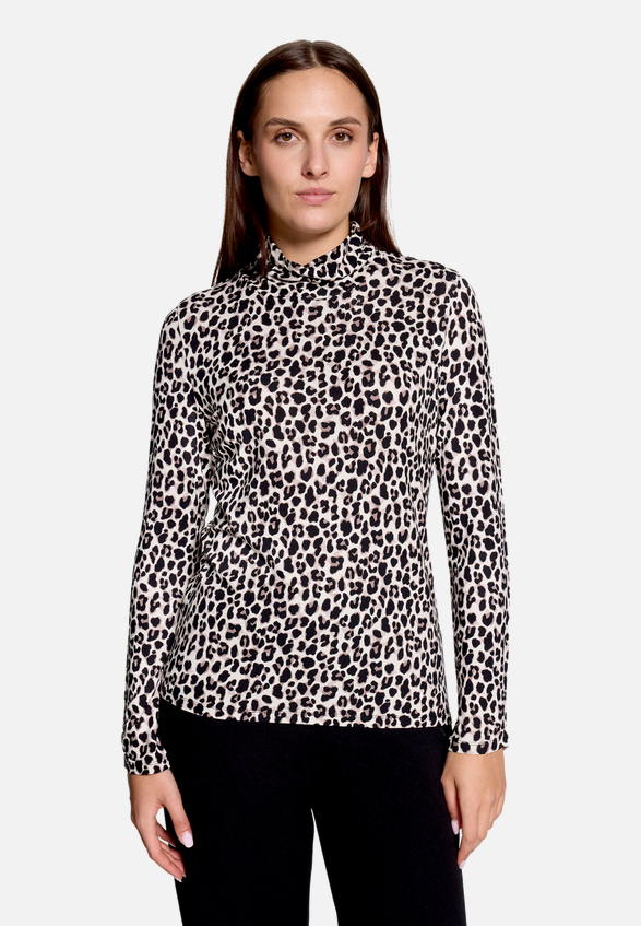 Rollkragenshirt  mit Leoprint  / Modellfoto Vorderseite
