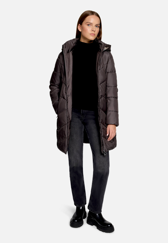 Outdoorjacke mit abnehmbarer Kapuze / Modellfoto Vorderseite (Outfit)