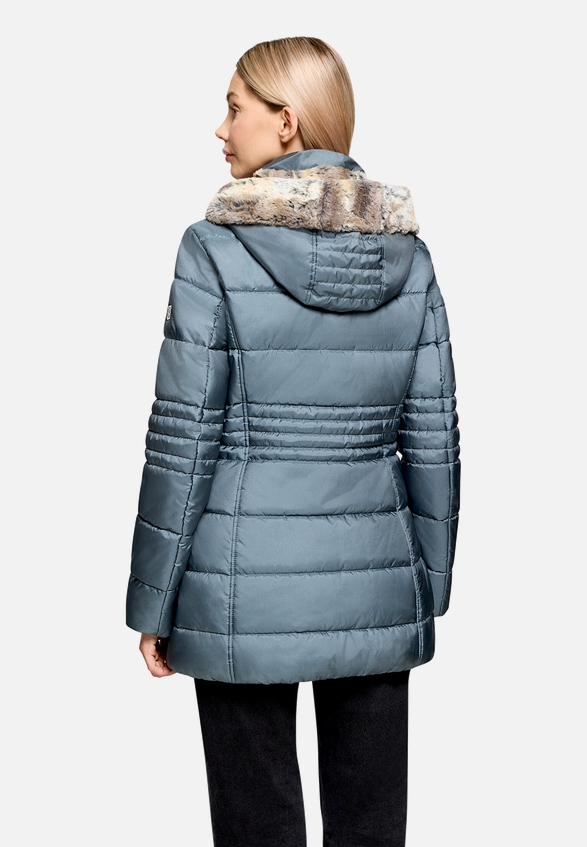 Outdoorjacke mit abnehmbarer Kapuze / Modellfoto Rückseite