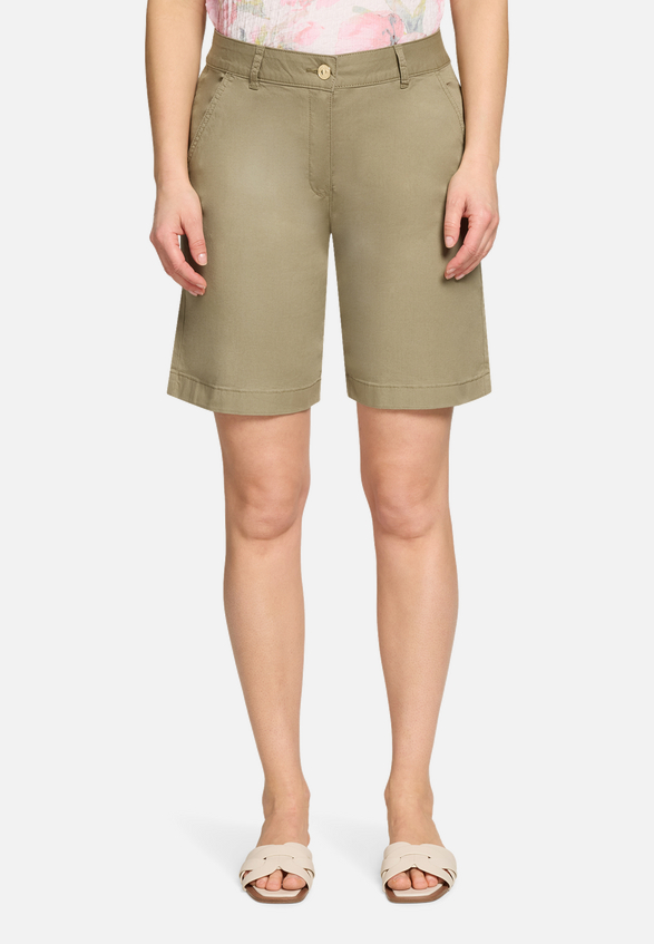 Sommerhose mit Eingrifftaschen / Modellfoto Vorderseite