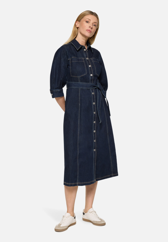 Hemdblusenkleid mit Knopfleiste / Modellfoto Vorderseite (Outfit)
