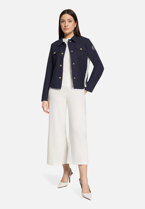 Overshirt mit Taschen / Modellfoto Vorderseite (Outfit)