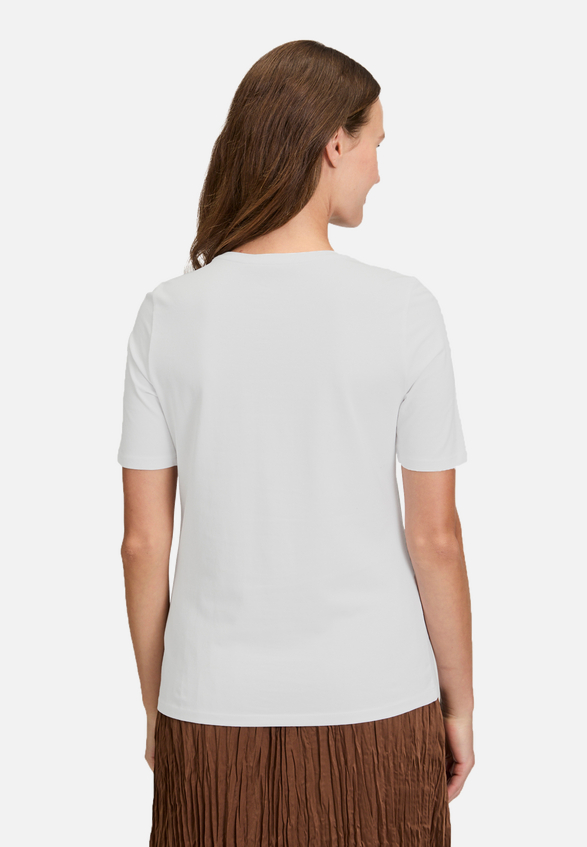 Basic Shirt mit Aufdruck / Modellfoto Rückseite