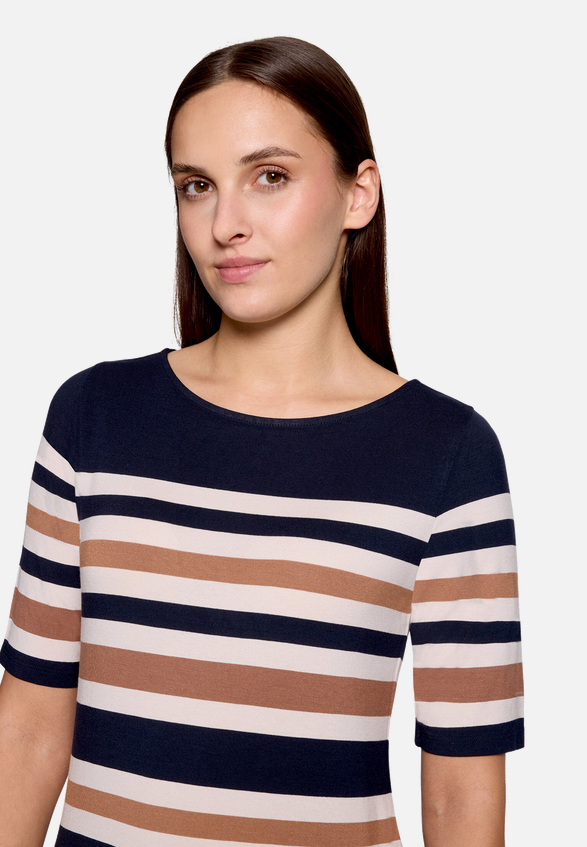 Gestreiftes T-Shirt  mit U-Boot Ausschnitt  / Detailbild
