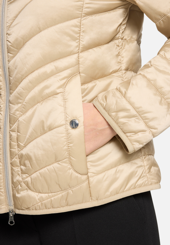 Outdoorjacke mit abnehmbarer Kapuze / Detailbild