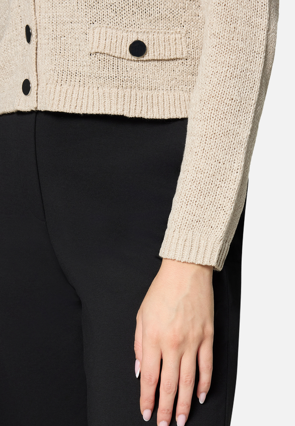 Strick-Cardigan mit aufgesetzten Taschen / Detailbild
