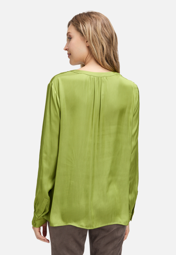 Satin-Bluse langarm / Modellfoto Rückseite