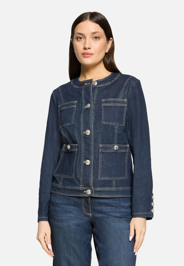 Jeansjacke mit Knöpfen / Modellfoto Vorderseite