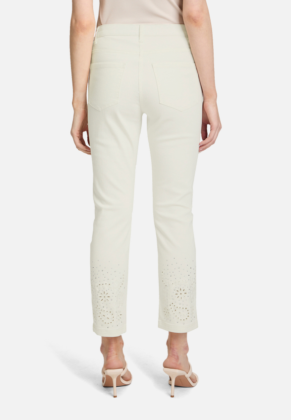 Casual-Hose mit Stickerei / Modellfoto Rückseite