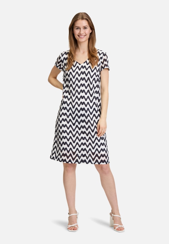 Sommerkleid mit V-Ausschnitt / Modellfoto Vorderseite (Outfit)