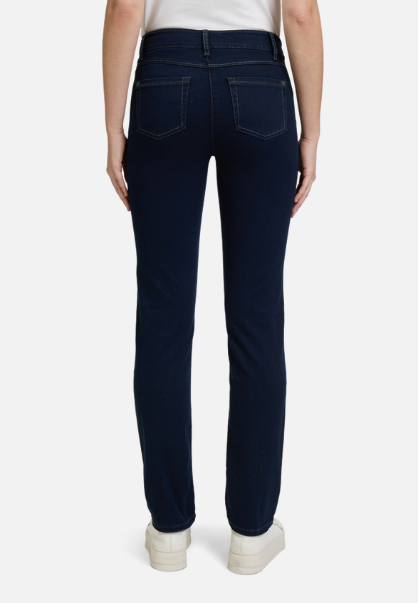 Basic-Jeans mit aufgesetzten Taschen / Modellfoto Rückseite