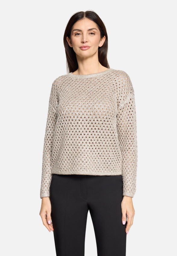 Strickpullover mit Lochmuster / Modellfoto Vorderseite