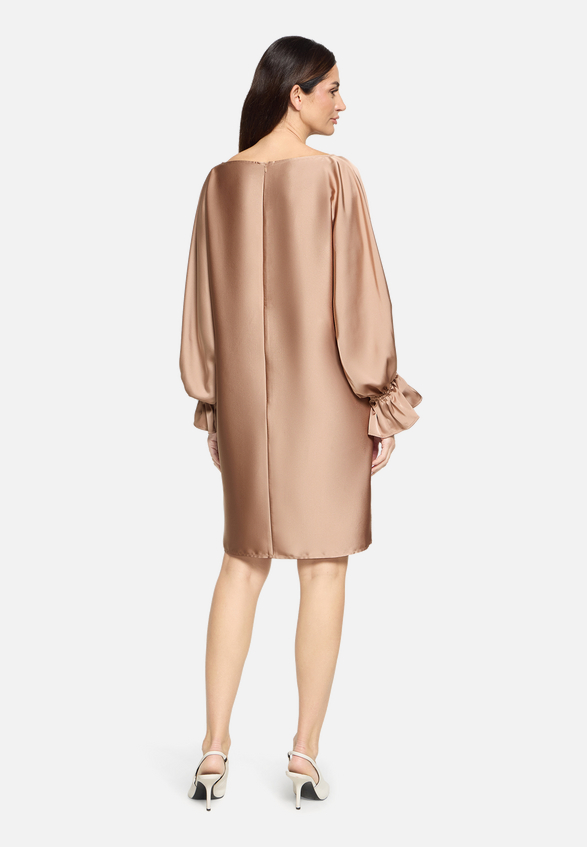 Midikleid langarm / Modellfoto Rückseite