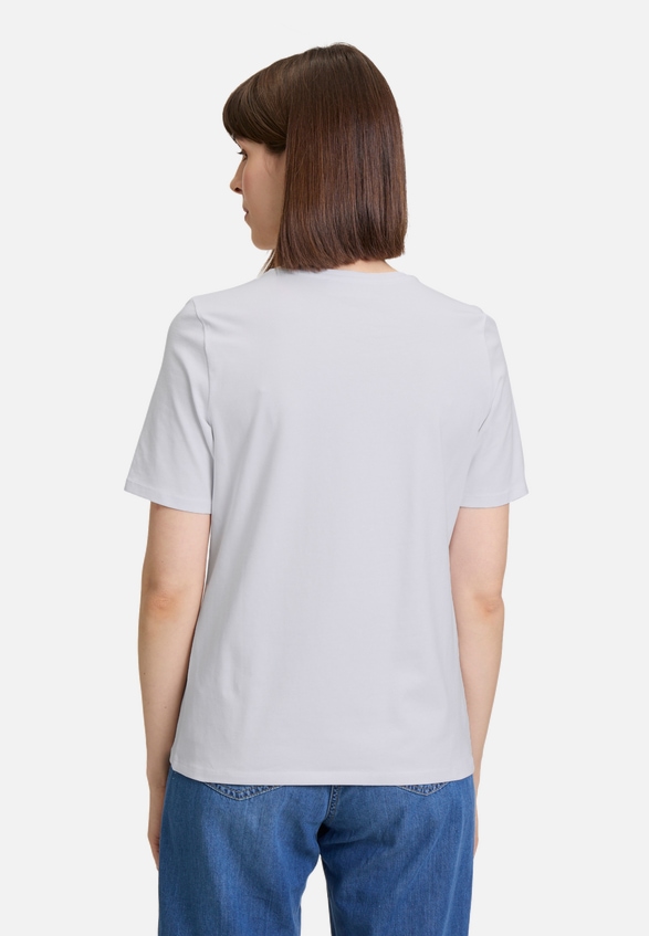 Basic Shirt mit Aufdruck / Modellfoto Rückseite