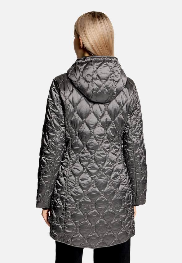 Outdoorjacke mit abnehmbarer Kapuze / Modellfoto Rückseite