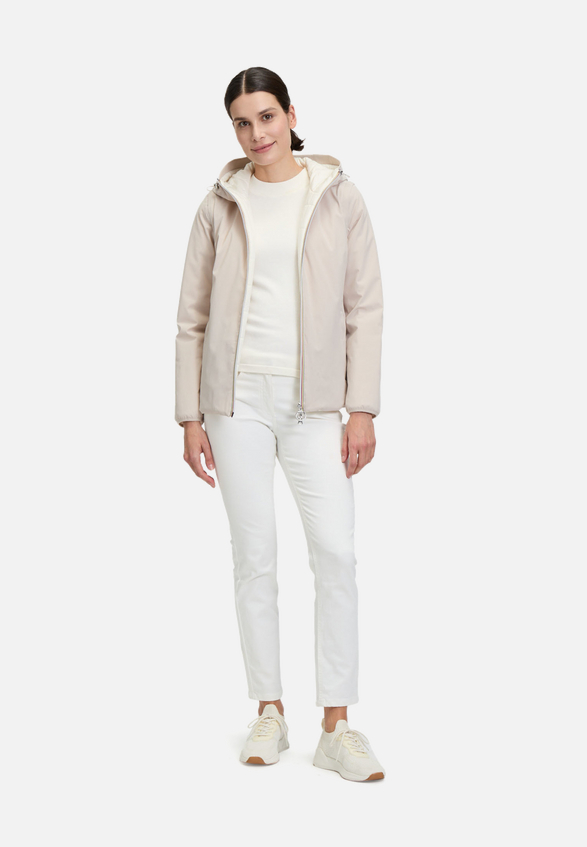 Wendejacke mit Kapuze / Modellfoto Vorderseite (Outfit)