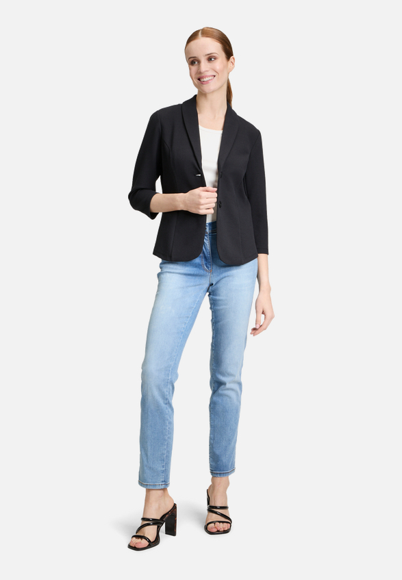Kurzblazer mit Knöpfen / Modellfoto Vorderseite (Outfit)