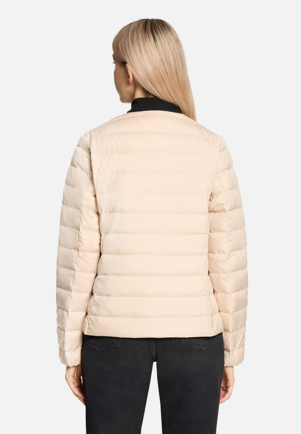 Daunen-Steppjacke mit Rundhalsausschnitt / Modellfoto Rückseite