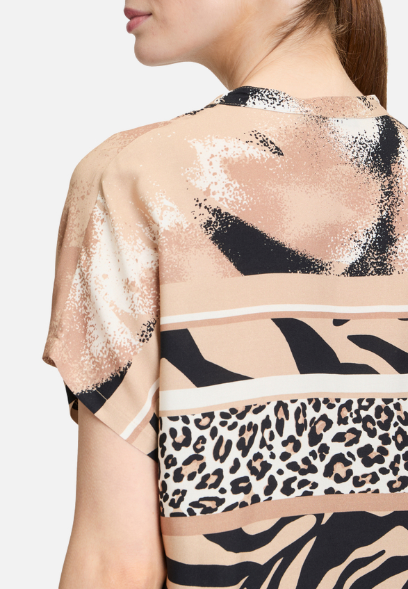 Longbluse mit Stehkragen / Detailbild
