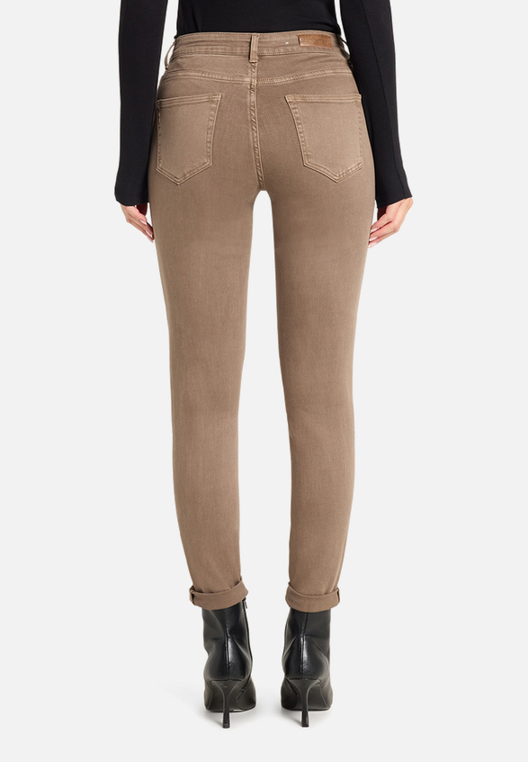 Basic-Jeans mit Waschung / Modellfoto Rückseite