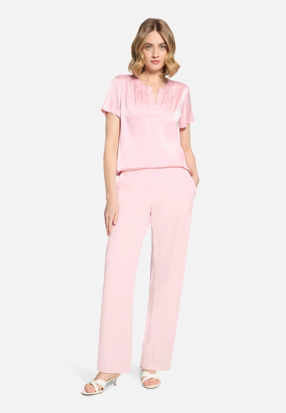 Satin-Bluse kurzarm / Modellfoto Vorderseite (Outfit)