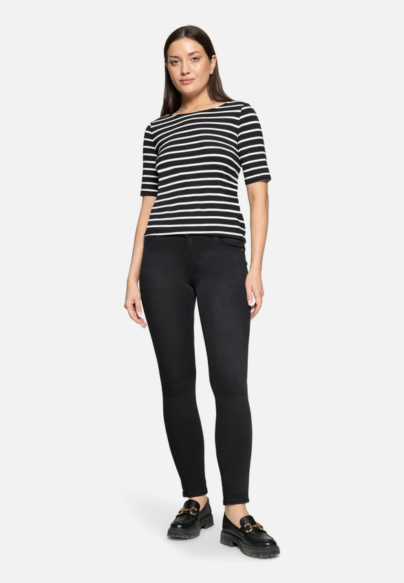 Slim Fit Jeans  mit Stretch-Anteil Style Sunny Short  / Modellfoto Vorderseite (Outfit)