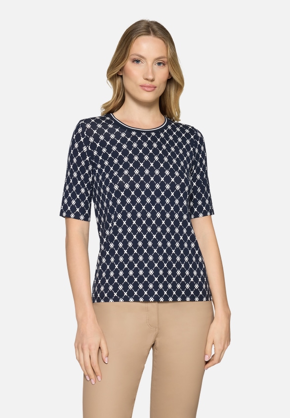 Basic Shirt mit Rippbündchen / Modellfoto Vorderseite