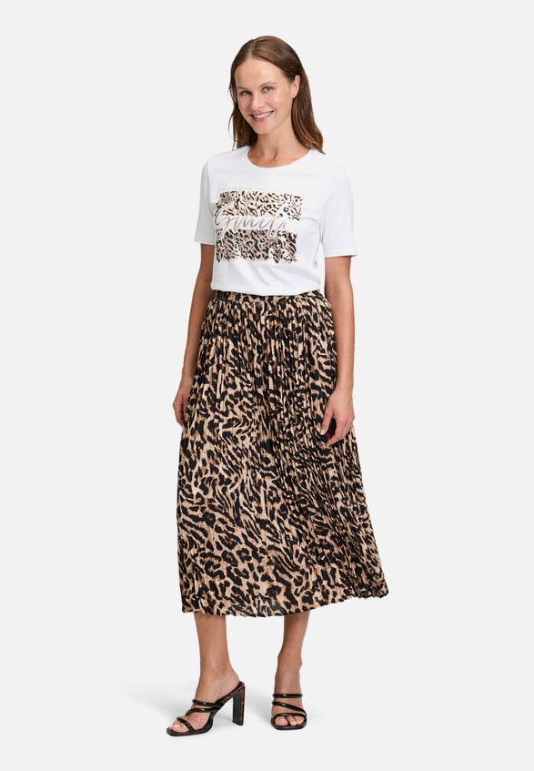 Plisseerock mit Gummizug / Modellfoto Vorderseite (Outfit)