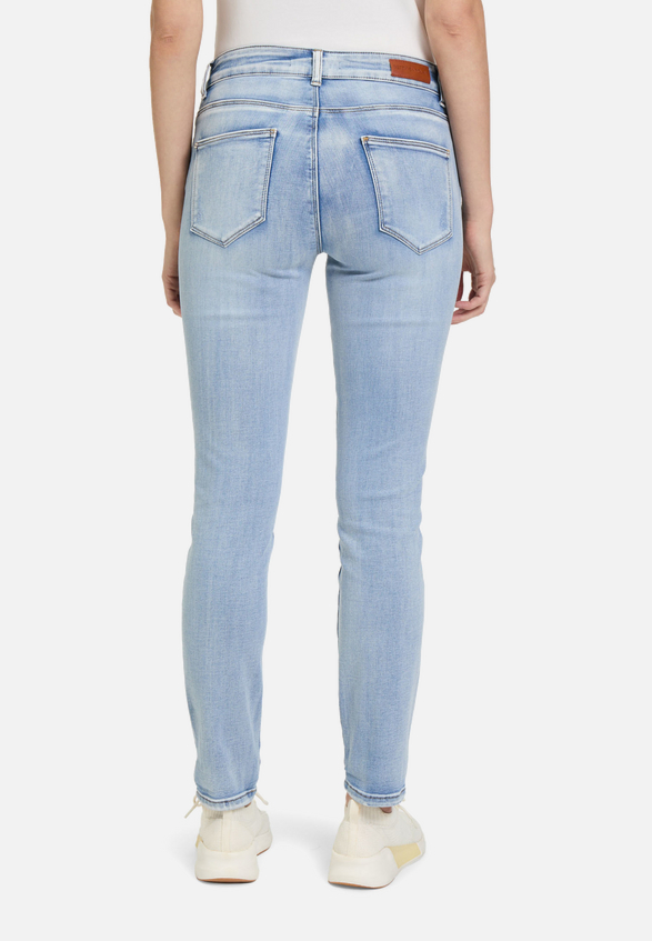 Slim Fit Jeans  mit Stretch-Anteil Style Sunny Short  / Modellfoto Rückseite