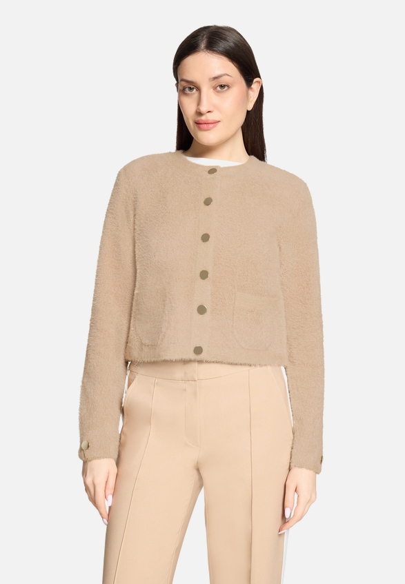Strick-Cardigan mit aufgesetzten Taschen / Modellfoto Vorderseite
