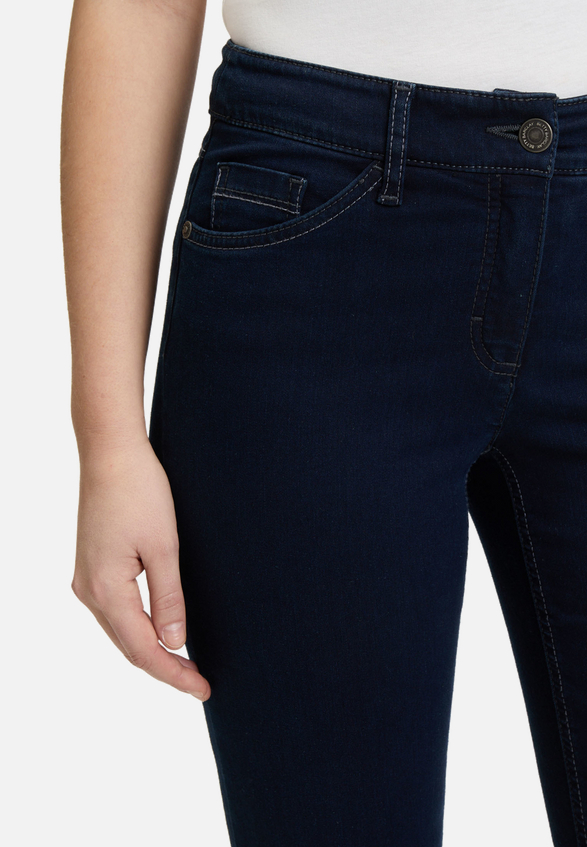 Basic-Jeans mit aufgesetzten Taschen / Detailbild