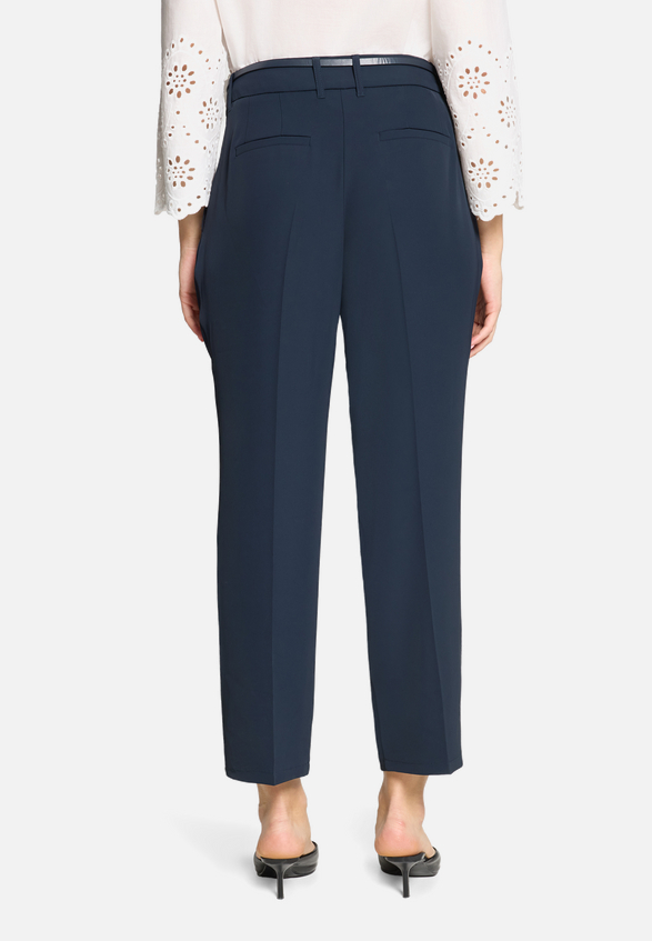 Stoffhose unifarben / Modellfoto Rückseite