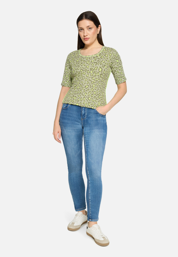 Basic Shirt mit Rippenstruktur / Modellfoto Vorderseite (Outfit)