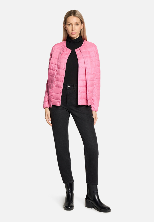 Daunen-Steppjacke mit Rundhalsausschnitt / Modellfoto Vorderseite (Outfit)