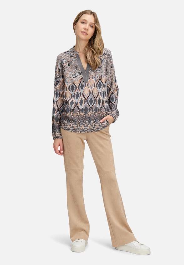 Longbluse mit Stehkragen / Modellfoto Vorderseite (Outfit)