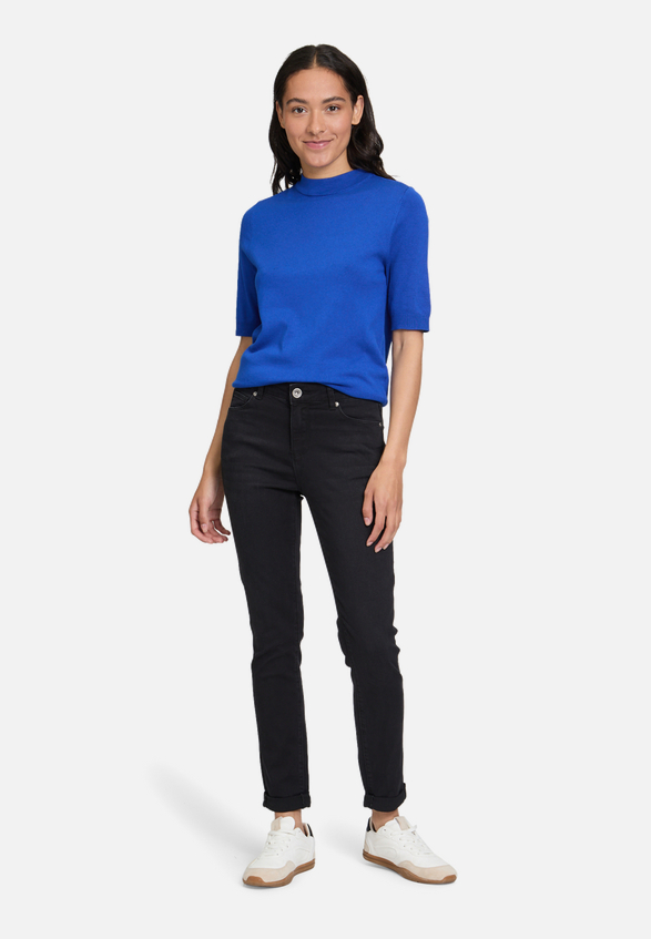 Slim Fit Jeans  mit Stretch Anteil Style Sunny  / Modellfoto Vorderseite (Outfit)